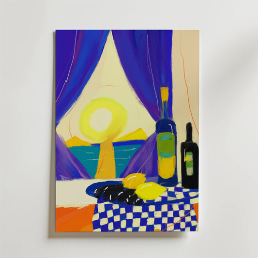 Affischen Golden Horizon Poster från Bozetto fångar harmonisk stillhet med citroner, två flaskor och en blåvitrutig duk. En levande sol går ner över vatten bakom lila gardiner - perfekt för att lägga till medelhavsro till ditt utrymme.
