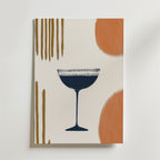 Bozettos Abstract Elegance Drink Poster visar ett mörkblått cocktailglas på en matt vit bakgrund, accentuerad av abstrakta vertikala linjer i guld och djärva orange halvcirklar, tryckt på premiumpapper.