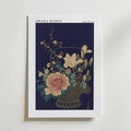 Bozetto "Basket of Flowers Ohara Koson Poster" föreställer ett blommigt stilleben med blommande pioner i en korg på en mörkblå bakgrund, "Basket of Flowers" uppe till höger och OHARA KOSON upptill.
