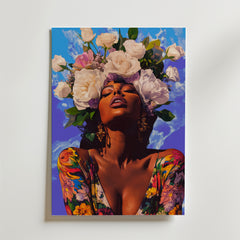 Bozetto Floral Crown Portrait Poster föreställer en kvinna med slutna ögon och bakåtlutat huvud, klädd i en djärv blommig klädsel och guldörhängen. Stora vita blommor kröner hennes hår mot en ljusblå himmel med moln, tryckt på premiumpapper.
