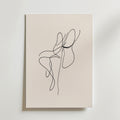 Bozetto Dancing Lines Poster föreställer svarta, abstrakta linjer på en ljus neutral bakgrund, tryckt på premiumpapper och uppsatt på en vit vägg.