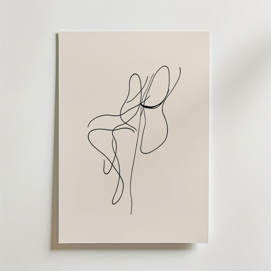 Bozetto Dancing Lines Poster föreställer svarta, abstrakta linjer på en ljus neutral bakgrund, tryckt på premiumpapper och uppsatt på en vit vägg.
