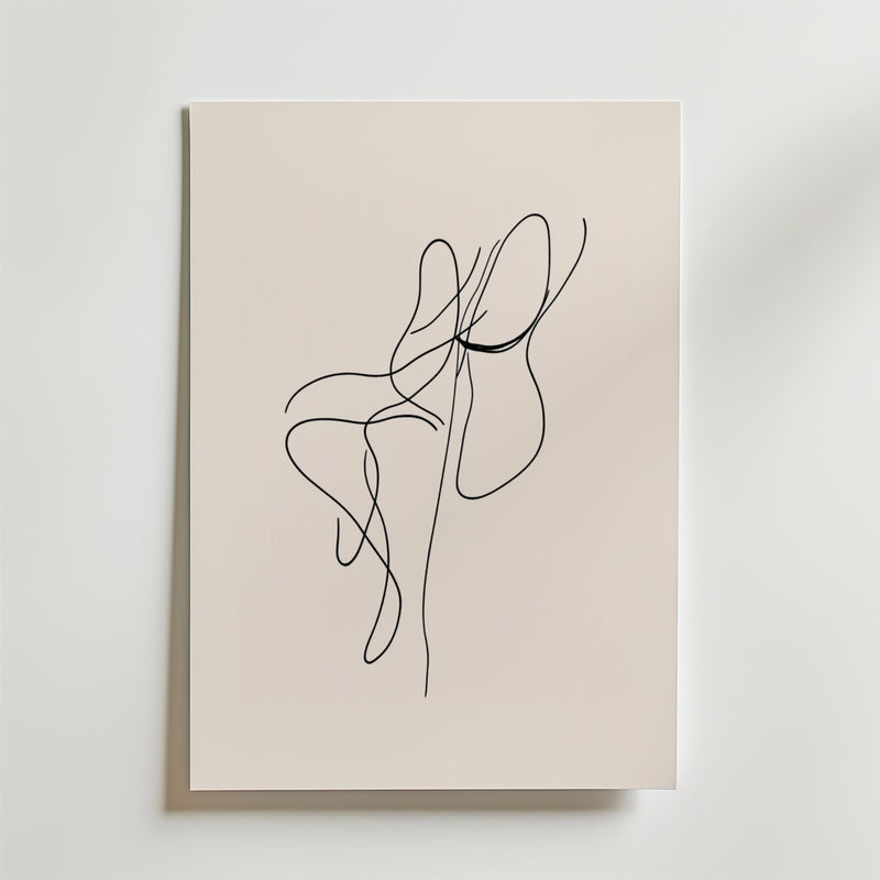 Bozetto Dancing Lines Poster föreställer svarta, abstrakta linjer på en ljus neutral bakgrund, tryckt på premiumpapper och uppsatt på en vit vägg.