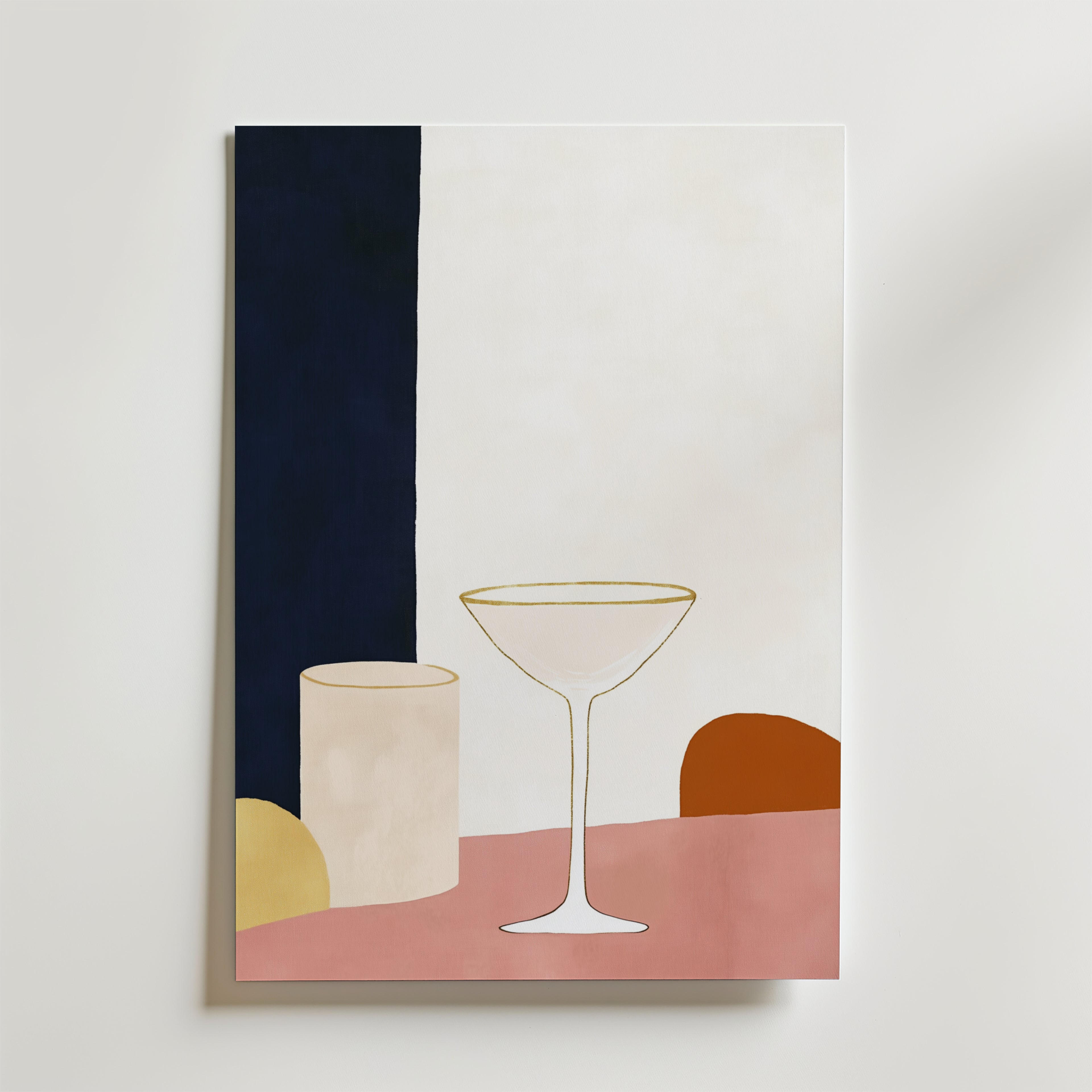 Minimalist Luxe Poster by Bozetto visar ett kupat glas, ett cylindriskt objekt och abstrakta former i färgerna creme, marinblå, guld, rost och rosa. Tryckt på premiumpapper med lyxig matt yta för en elegant och modern touch.