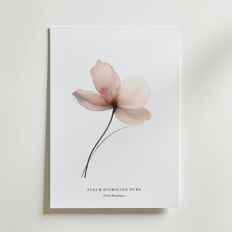Fleur D'origine Pure Poster är ett minimalistiskt konsttryck från Bozetto med en delikat rosa blomma i akvarellstil och eleganta stjälkar. Nedanför adderar stilren text charm - ett elegant tillägg till alla utrymmen.