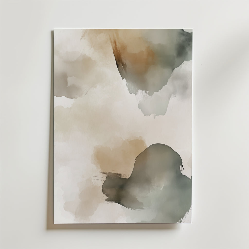 Bozetto Desert Haze Poster har en abstrakt akvarelldesign med mjuka beige, bruna och mörkgrå nyanser på premiumpapper, vilket skapar ett lugnt och minimalistiskt uttryck.