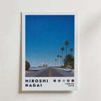 Bozetto Hiroshi Nagai Coastal Drive Poster föreställer en väg vid havet med palmer, en klassisk bil, avlägsna byggnader och en djupblå himmel. "Hiroshi Nagai Tokyo 1973" visas längst ner - ett perfekt retrokonstverk för ditt rum.