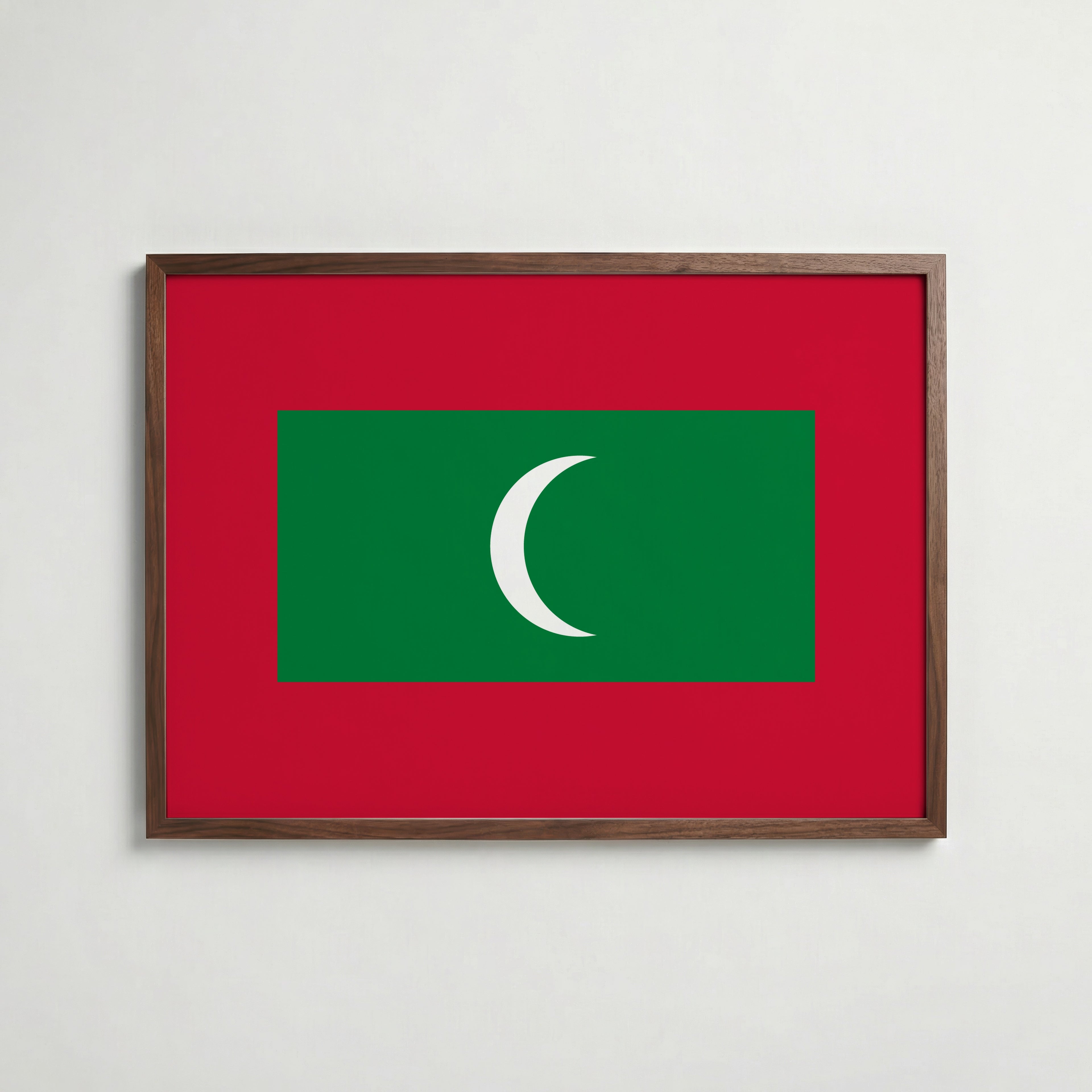 Maldives National Flag Poster i valnötsram – varm konstaffisch för hemmet från Bozetto