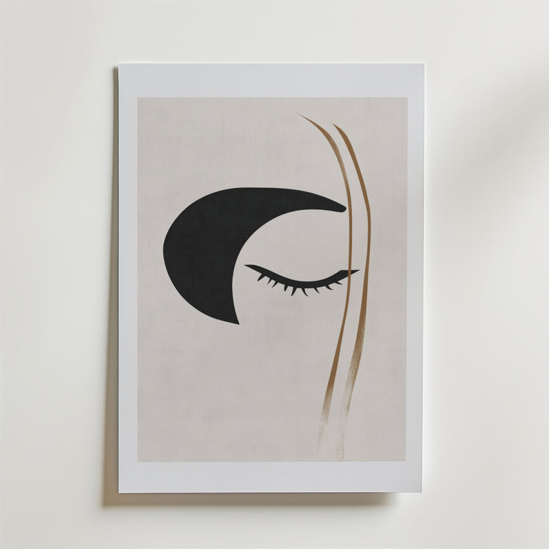 Bozetto Divine Blink Poster föreställer ett minimalistiskt stängt öga med långa fransar, svart halvmåne och guldlinjer på beige, inramad i vitt - en perfekt inredningsdetalj tryckt på FSC-certifierat premiumpapper.