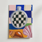 Bozetto Coastal Balance Poster visar ett rutigt runt objekt över ett blått och rosa rutmönster, med snäckor och ett rosa musselskal, som för tankarna till havets element över en orange yta.