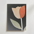 Orchid Elegance Poster by Bozetto föreställer en minimalistisk orkidé med krämfärgade och rödorange kronblad, ljusgröna blad och en vit stjälk på mörkgrå botten tryckt på FSC-certifierat premiumpapper med en lyxig matt finish.