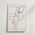 Bozetto Framed Abstract Line Flow Poster har svarta, flytande linjer på en ljusbeige bakgrund med en vit fyrkantig mittpunkt, tryckt på premiumpapper och FSC-certifierad för en elegant och miljövänlig finish.