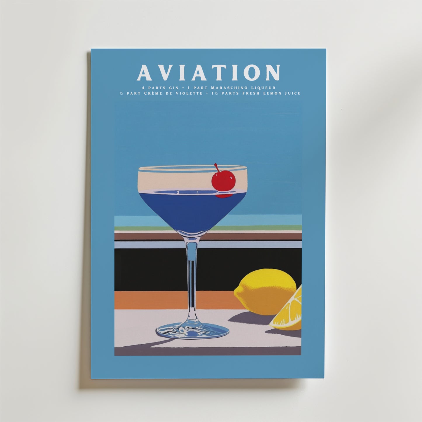 Bozetto Aviation No.2 Drink Poster visar ett blått coupeglas med körsbärsgarnering på en färgglad randig bakgrund med citronaccenter - perfekt inredning med cocktailtema för entusiaster.