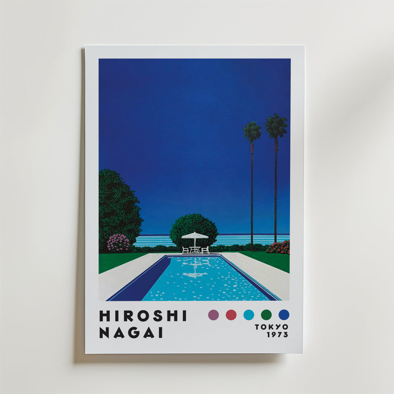 Bozetto Hiroshi Nagai Poolside Harmony Poster föreställer en poolscen under en blå himmel med två höga palmer, avlägsna buskar, färgade prickar och "Hiroshi Nagai" med "Tokyo 1973" längst ner.