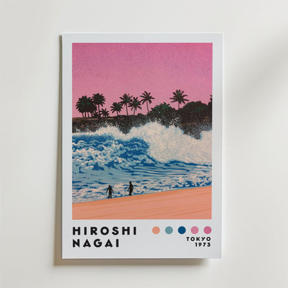 Bozetto Hiroshi Nagai Sunset Surf Poster föreställer en retro strandscen med två personer på sandstränder, blå vågor, palmer och en rosa solnedgångshimmel. "Hiroshi Nagai" och "Tokyo 1973" visas längst ner ovanför fem färgade prickar.