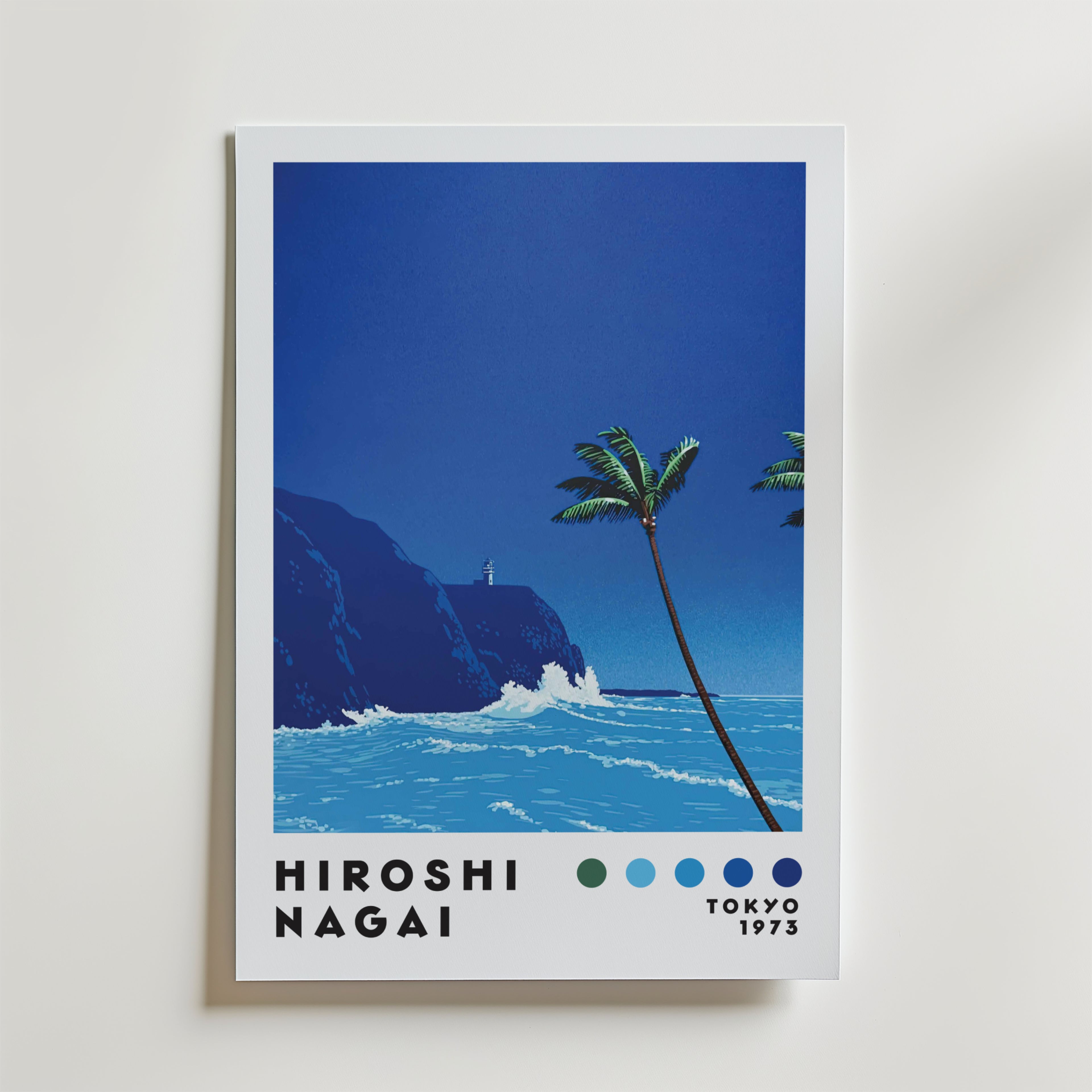 Bozetto Hiroshi Nagai Coastal Breeze Poster visar palmer, havsvågor och en avlägsen fyr under en djupblå himmel, med text nedanför som läser Hiroshi Nagai, färgprover och Tokyo 1973.