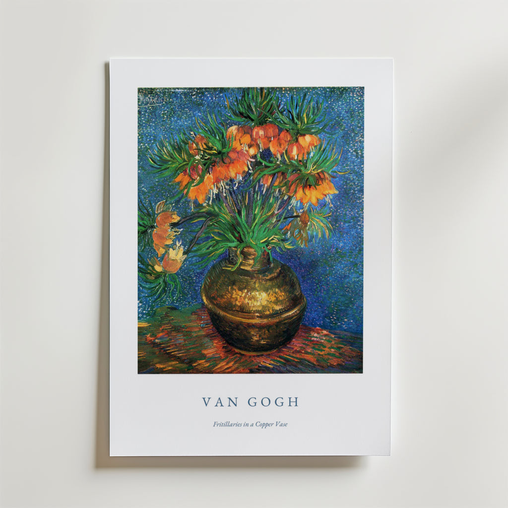 Bozetto Van Gogh Fritillaries In A Copper Vase Poster föreställer orangea blommor i en kopparvas mot en blå bakgrund, med konstnärens namn och målningens titel nedan - perfekt för alla samlingar av konsttryck.