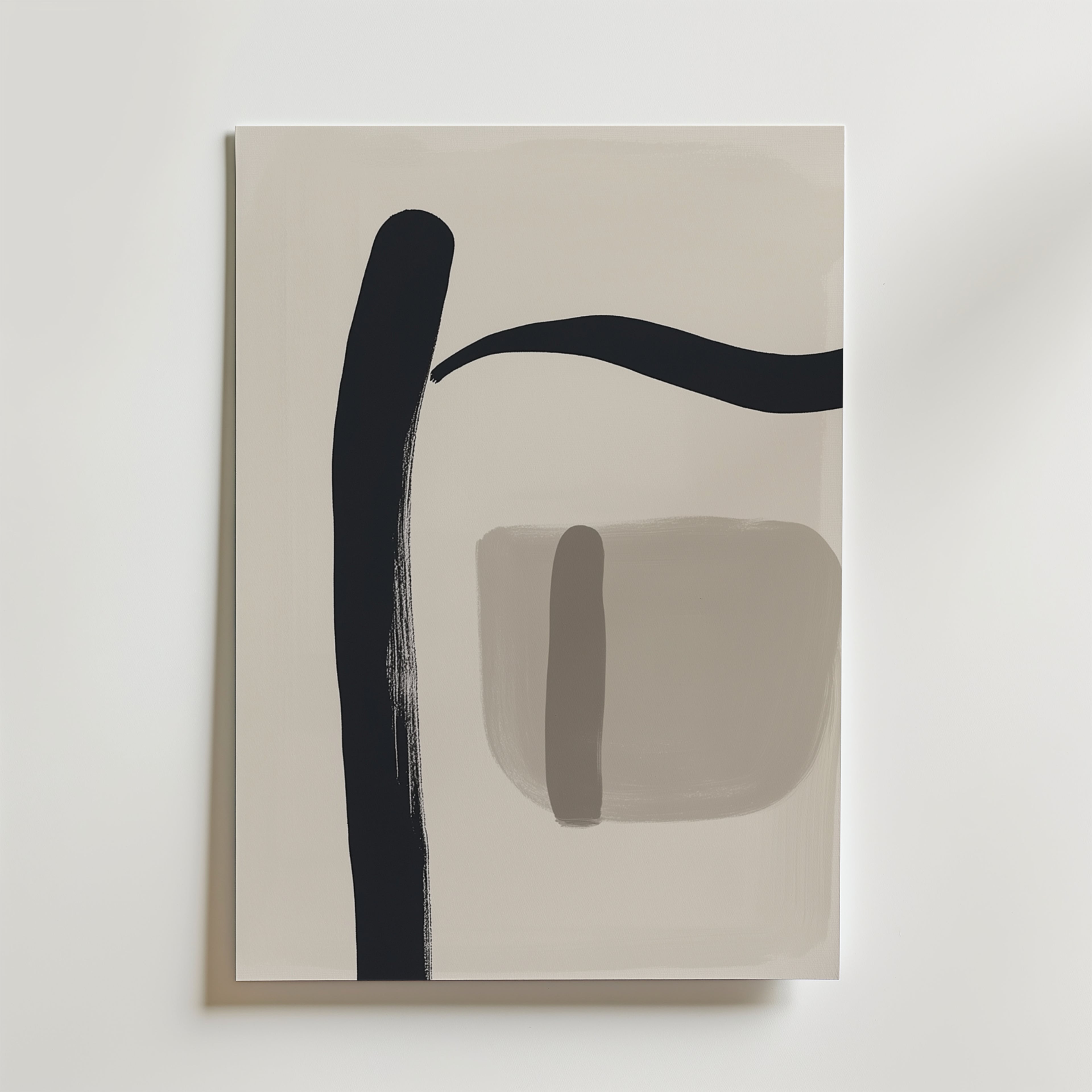 Bozetto's Minimal Abstract Poster har djärva svarta böjda och vertikala linjer med taupe och beige former på en ljus bakgrund, tryckt på FSC-certifierat premiumpapper med en lyxigt matt finish för en modern, geometrisk look.