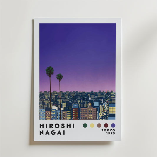 Hiroshi Nagai Bridge Drive Poster från Bozetto visar en stadsbild i skymningen med palmer, en retroblå bil och en gradientlila himmel. "HIROSHI NAGAI" och "TOKYO 1973" framkallar en tropisk stadskänsla, accentuerad med färgade prickar.