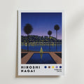 Bozetto Hiroshi Nagai Evening Reflections Poster visar ett tropisk estetiskt konstverk av en skymningsstadssiluett med palmer, en pool och ljus vid vattnet. Nedan: "Hiroshi Nagai, Tokyo 1973" och fem färgade cirklar.