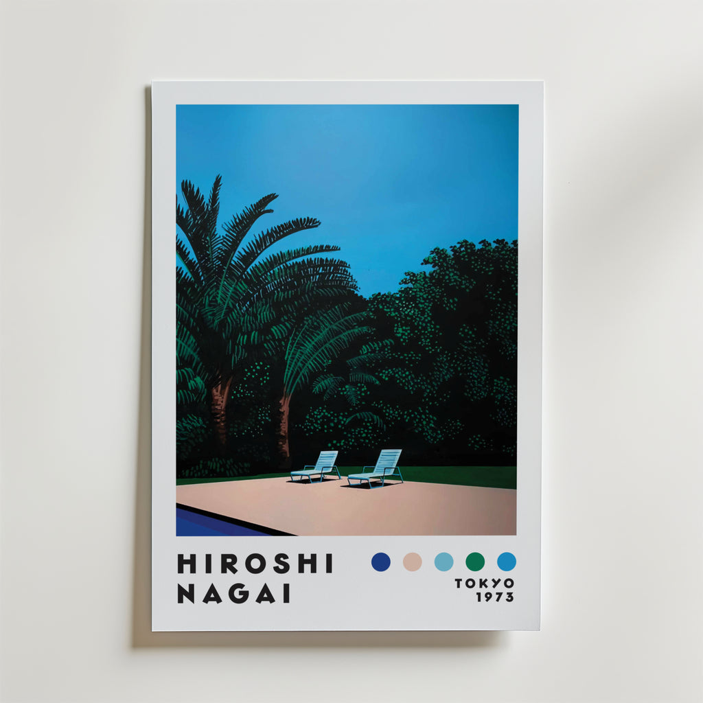 Bozetto Hiroshi Nagai Poolside Silence Poster föreställer två tomma solstolar vid en pool bland frodig grönska och palmer i skymningen, med texten "Hiroshi Nagai, Tokyo 1973" och en rad färgade prickar längst ner.