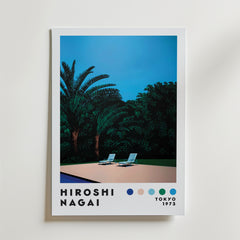 Bozetto Hiroshi Nagai Poolside Silence Poster föreställer två tomma solstolar vid en pool bland frodig grönska och palmer i skymningen, med texten "Hiroshi Nagai, Tokyo 1973" och en rad färgade prickar längst ner.