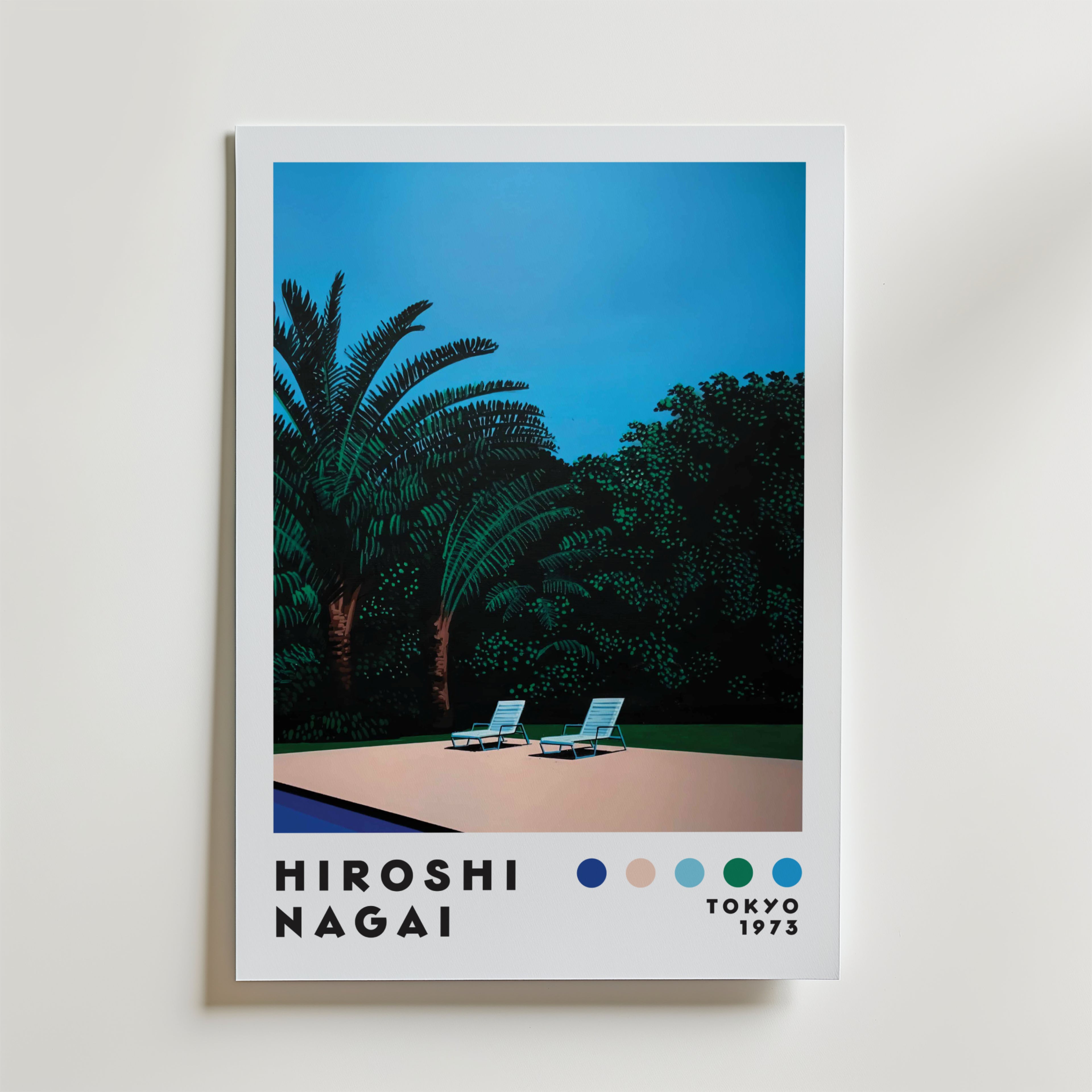 Bozetto Hiroshi Nagai Poolside Silence Poster föreställer två tomma solstolar vid en pool bland frodig grönska och palmer i skymningen, med texten "Hiroshi Nagai, Tokyo 1973" och en rad färgade prickar längst ner.