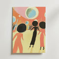 Bozetto Soul on Wheels Poster visar tre abstrakta figurer med mörka runda huvuden och persikofärgade kroppar på ett ljust golv, mot en korallorange bakgrund med stora färgglada cirklar - tryckt på premiumpapper med lyxig matt yta.
