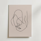 Soft Shadows Poster by Bozetto visar en minimalistisk linjeteckning av ett mänskligt ansikte på beige, med en kontinuerlig svart linje på premiumpapper för ett abstrakt, elegant och enkelt porträtt.