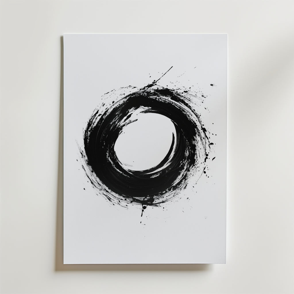 Bozetto Zen Circle Poster visar en djärv svart cirkel med penseldrag och stänk på en vit bakgrund, tryckt på premiumpapper med matt yta, vilket skapar ett lugnt och abstrakt utseende.