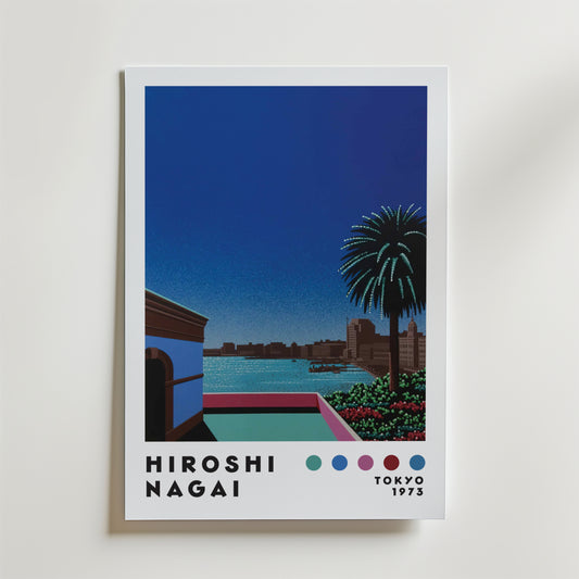 Bozetto Hiroshi Nagai Balcony View Poster föreställer en retro stadsbild vid havet på natten i cool blåtoner, med palmer och byggnader, retro text som säger Hiroshi Nagai och Tokyo 1973, plus fem färgade prickar - perfekt för din tavelvägg.