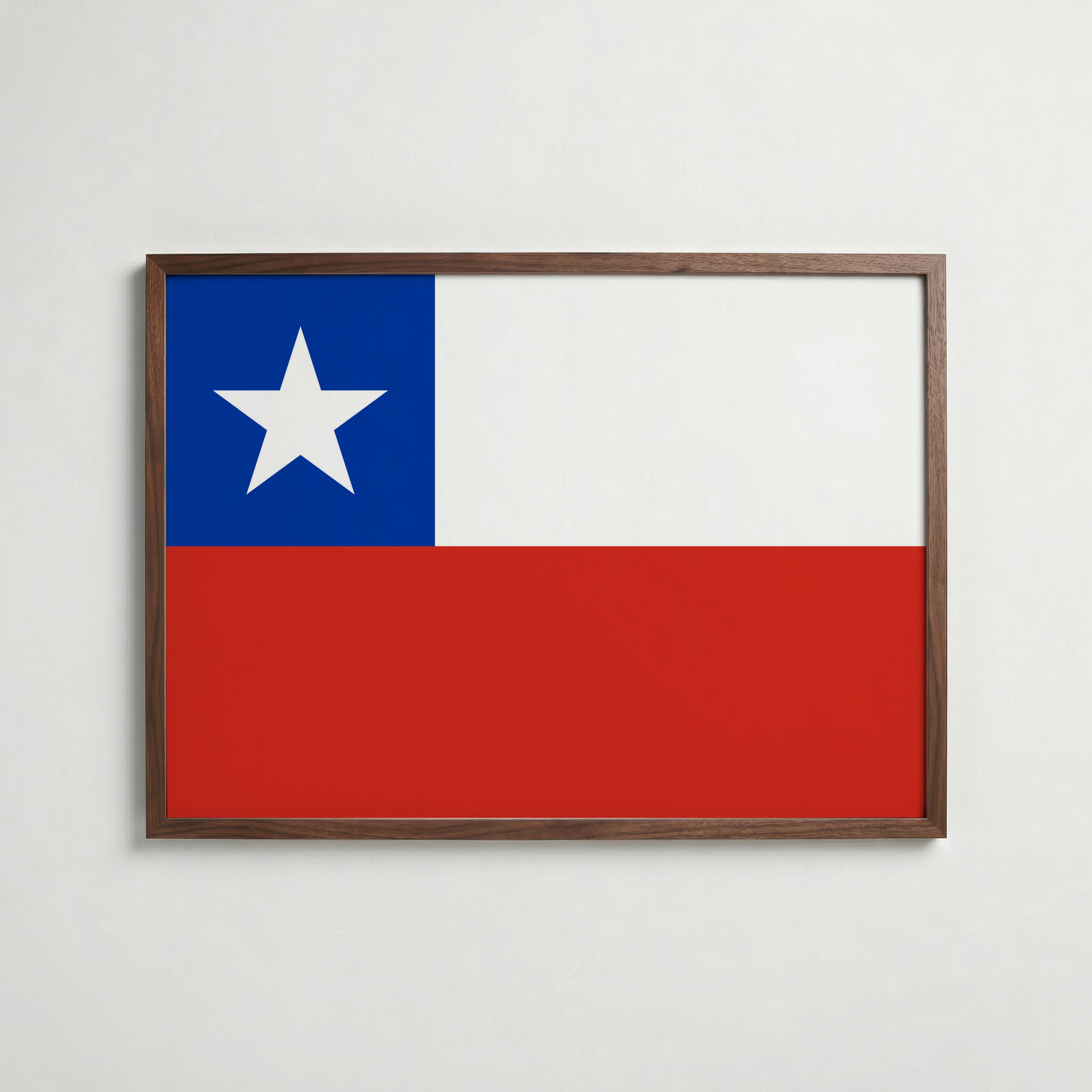 Chile National Flag Poster i valnötsram – varm konstaffisch för hemmet från Bozetto