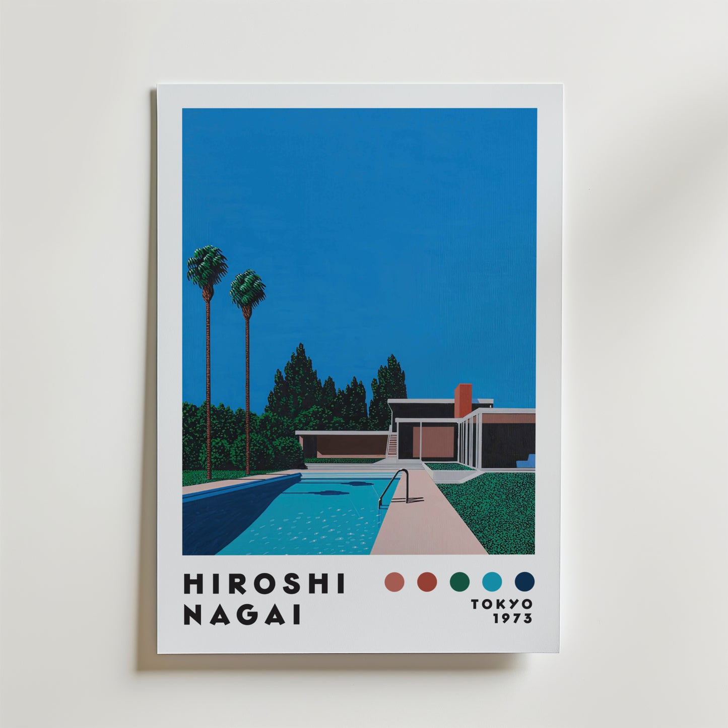 Hiroshi Nagai Poolside Serenity Poster från Bozetto föreställer en modernistisk villa, pool, två höga palmer, klarblå himmel, "HIROSHI NAGAI", "TOKYO 1973" och färgade cirklar längs ner.