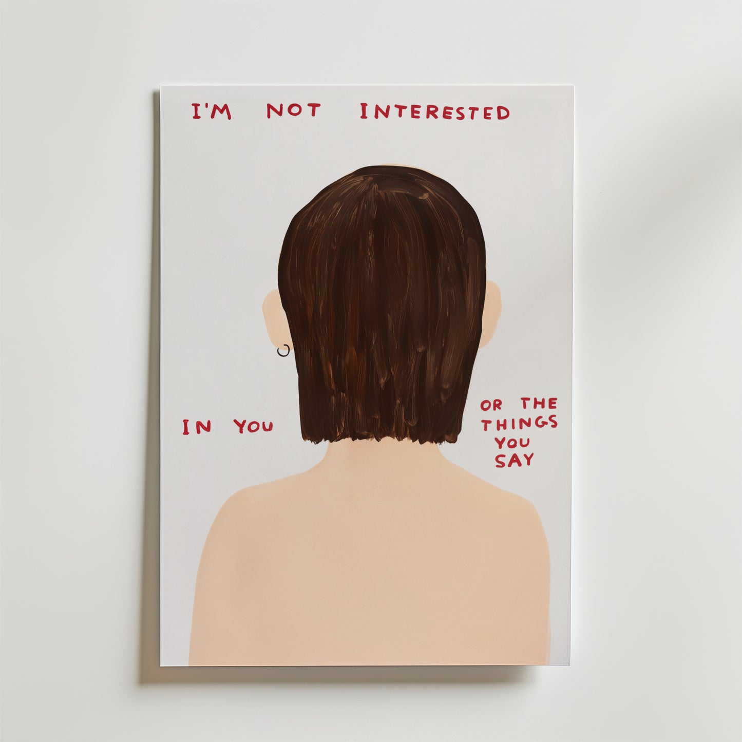 Not Interested Poster från Bozetto föreställer en person med kort brunt hår och örhänge, sedd bakifrån, med röd text: "IM NOT INTERESTED IN YOU OR THE THINGS YOU SAY", som förkroppsligar integritet.