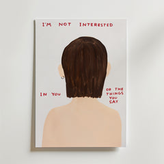 Not Interested Poster från Bozetto föreställer en person med kort brunt hår och örhänge, sedd bakifrån, med röd text: "IM NOT INTERESTED IN YOU OR THE THINGS YOU SAY", som förkroppsligar integritet.