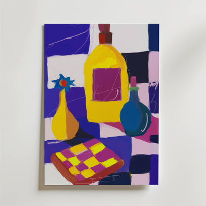 Bozetto "Golden Balance Poster" visar ett färgstarkt abstrakt stilleben med tre djärvt konturerade flaskor - gul, grön och blå - och ett rutigt föremål mot en slående blå, rosa och vitrutig bakgrund.