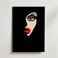 Crimson Allure Poster från Bozetto har en minimalistisk design av en kvinnas delvis synliga ansikte med blek hud, djärva röda läppar och ett livligt rött öga på svart, tryckt på premiumpapper för en slående modern look.