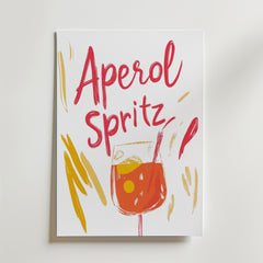 Bozetto Retro Aperol Poster visar en röd "Aperol Spritz" text ovanför en illustrerad orange cocktail och livfulla abstrakta former på en vit bakgrund - perfekt för en snygg heminredning.