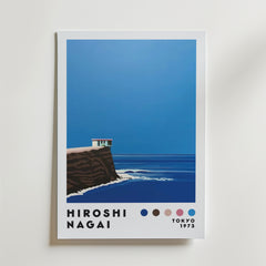 Bozetto Hiroshi Nagai Cliffside View Poster har en minimalistisk design av en kustnära klippa och vit villa ovanför det blå havet, under en klar himmel. "Hiroshi Nagai" och "Tokyo 1973" är tryckt ovanför färgprover.