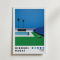 Hiroshi Nagai Poolside Silence Poster från Bozetto föreställer en minimalistisk poolscen med grönt gräs, blå pool, två palmer och en modern byggnad. "Hiroshi Nagai Tokyo 1973" och fem blågröna prickar visas nedan.