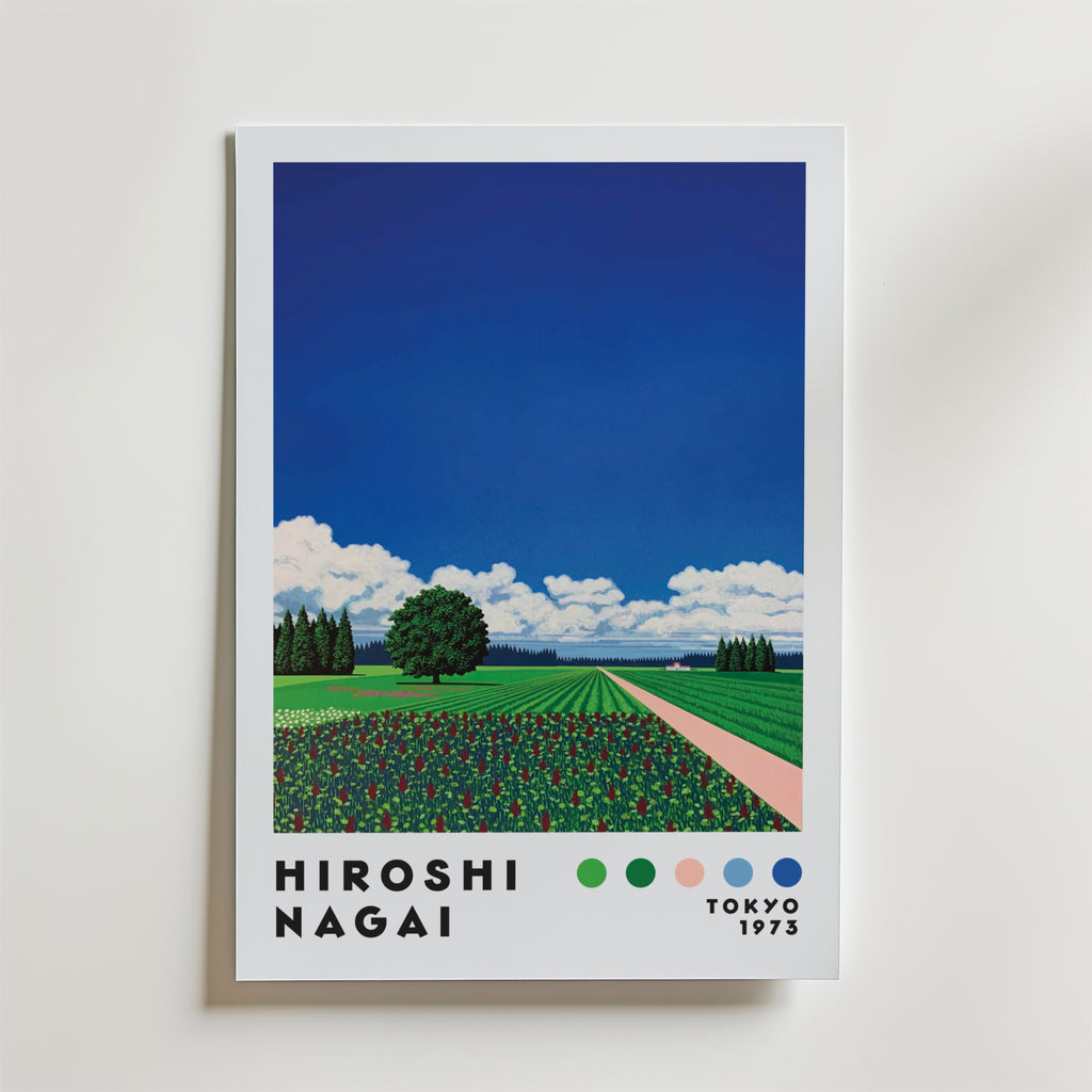Bozetto Hiroshi Nagai Floral Horizon Poster visar ett levande landskap med en blå himmel, fält och ett träd. Under bilden på en vit bakgrund finns orden: Hiroshi Nagai, color dots, tulpaner och Tokyo 1973.