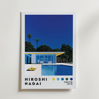 Bozetto Hiroshi Nagai Poolside Harmony Poster föreställer ett minimalistiskt hus med en pool bland träd under en djupblå himmel. Djärva färger och enkla former framkallar ett tidlöst lugn. Text: "Hiroshi Nagai, Tokyo 1973.