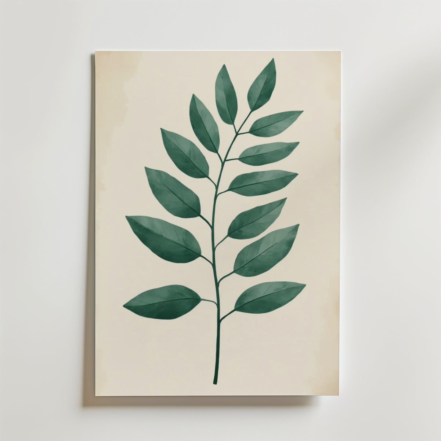 Single Green Leaf Poster från Bozetto visar en minimalistisk lövgren på ljus beige, tryckt på FSC-certifierat premiumpapper - perfekt för att inreda och ge en naturlig touch till alla rum.