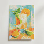 Golden Citrus Fizz Poster från Bozetto visar en cocktail med is, lime, apelsinskivor och mynta, bredvid citrusklyftor på en abstrakt bakgrund - perfekt för att ge färg till ditt rum.