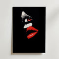 Postern Red Gaze Poster från Bozetto är en minimalistisk konstprint som visar ett stiliserat ansikte med ett vitt öga och röda läppar på svart, vilket skapar en stark kontrast. Postern är tryckt på premiumpapper och passar perfekt för modern inredning.