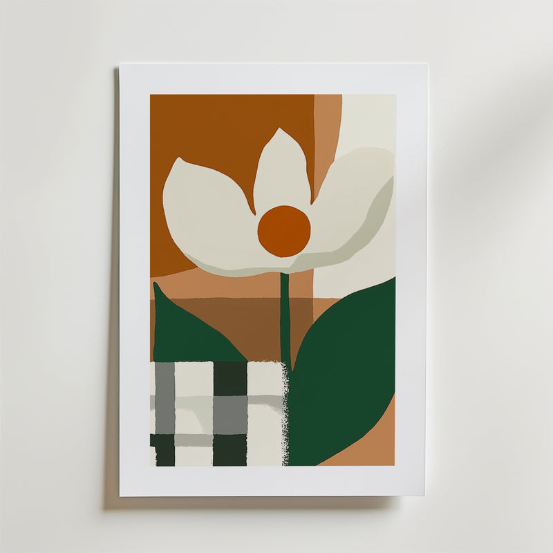 Lavender Dreams Poster by Bozetto har minimalistisk konst av en vit blomma med brun mitt, mörkgröna blad och en abstrakt bakgrund i brunt, beige och grönt med ett rutmönster. Tryckt på premiumpapper med en lyxig matt finish.