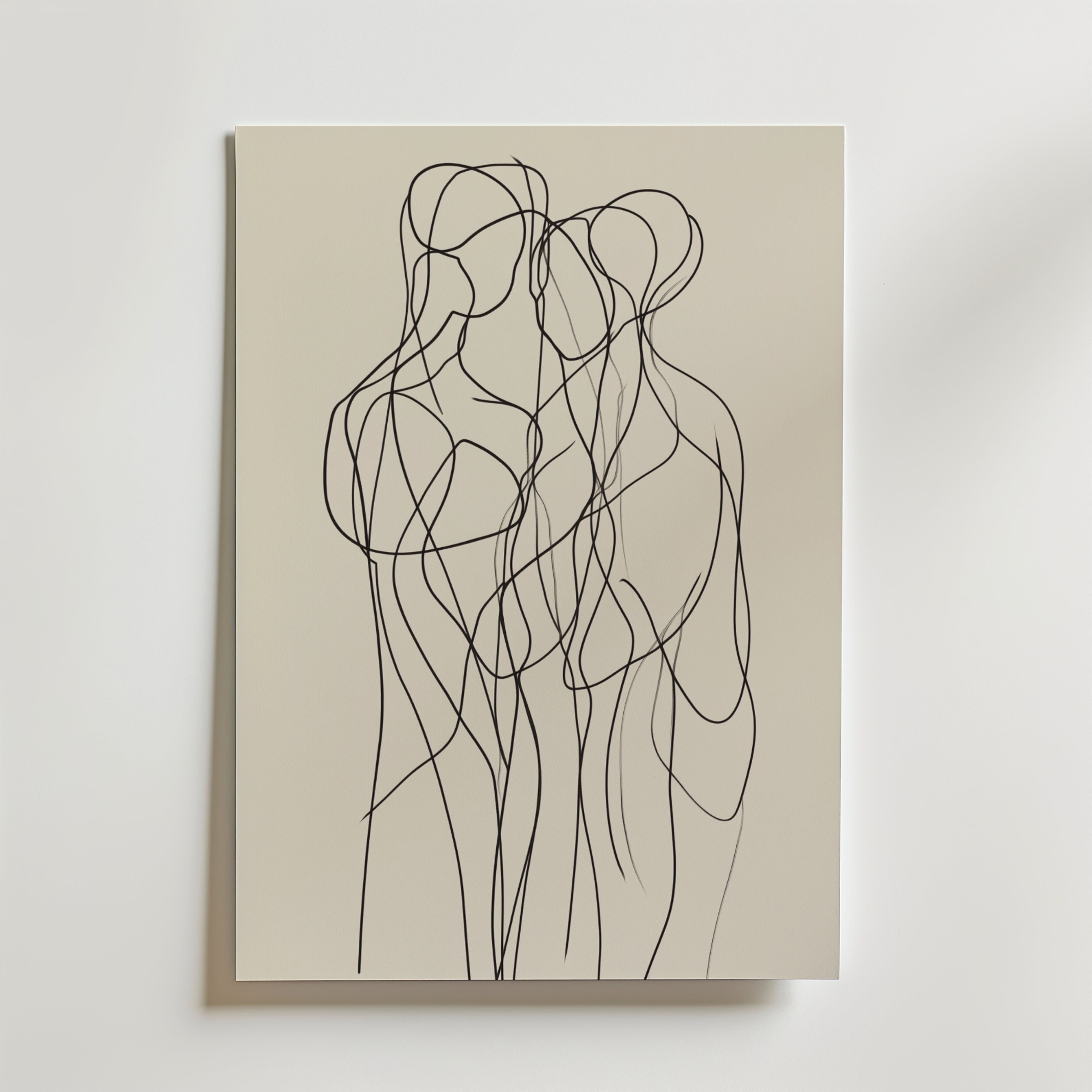 Bozetto's Minimalist Line Art Trio Poster visar två abstrakta människofigurer sammanflätade i svarta linjer på en ljus bakgrund, tryckt på premiumpapper för en sofistikerad, modern touch.