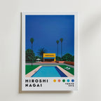 Hiroshi Nagai California Pool Poster från Bozetto föreställer ett modernt hus, palmer och en nattlig poolscen som för tankarna till 70-talet. "HIROSHI NAGAI", "SUMMER-CALIFORNIA" och "TOKYO 1973" visas ovanför färgglada prickar.