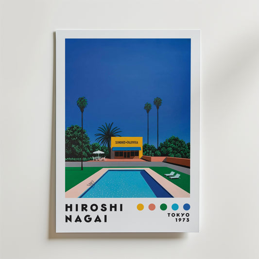 Hiroshi Nagai California Pool Poster från Bozetto föreställer ett modernt hus, palmer och en nattlig poolscen som för tankarna till 70-talet. "HIROSHI NAGAI", "SUMMER-CALIFORNIA" och "TOKYO 1973" visas ovanför färgglada prickar.