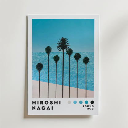 Bozetto Hiroshi Nagai Palms by the Coast Poster föreställer höga palmer vid havet under en blå himmel och sandstrand, med "Hiroshi Nagai Tokyo 1973" och fem färgprover längst ner, som fångar en lugn sommardag.